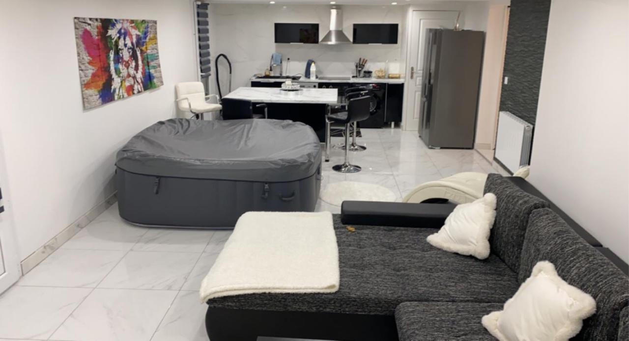 Love Room Живор Екстериор снимка